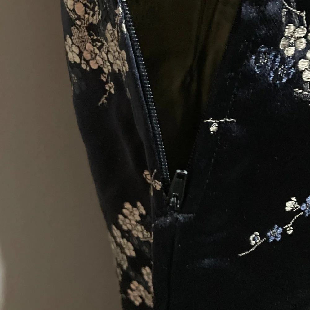 Elegant Black and Gold Floral Midi Dress - Picture 4 of 11